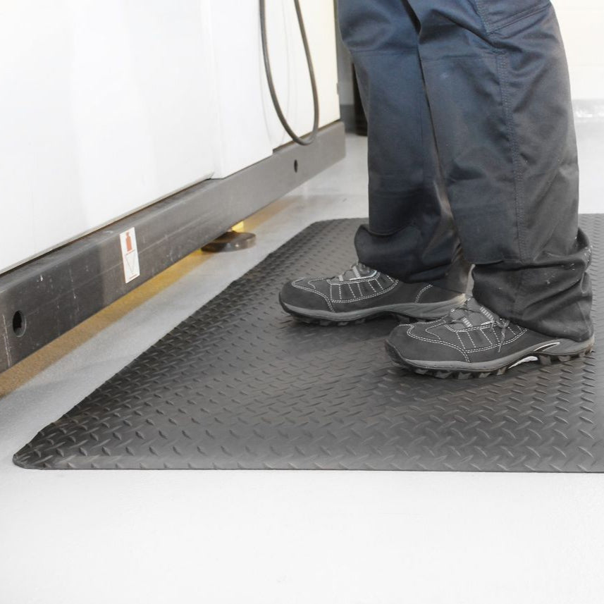 Black diamond-patterned anti-fatigue mat