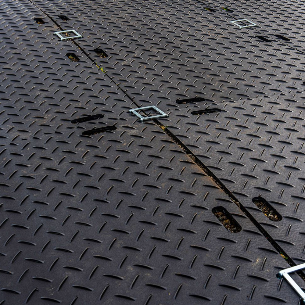 Joining example for heavy duty ground protect tile