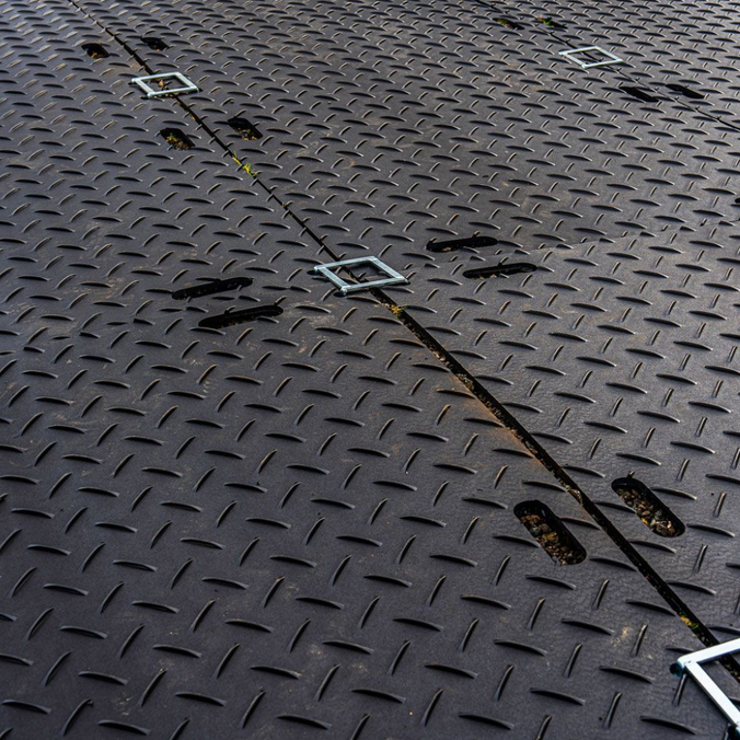 Joining example for heavy duty ground protect tile