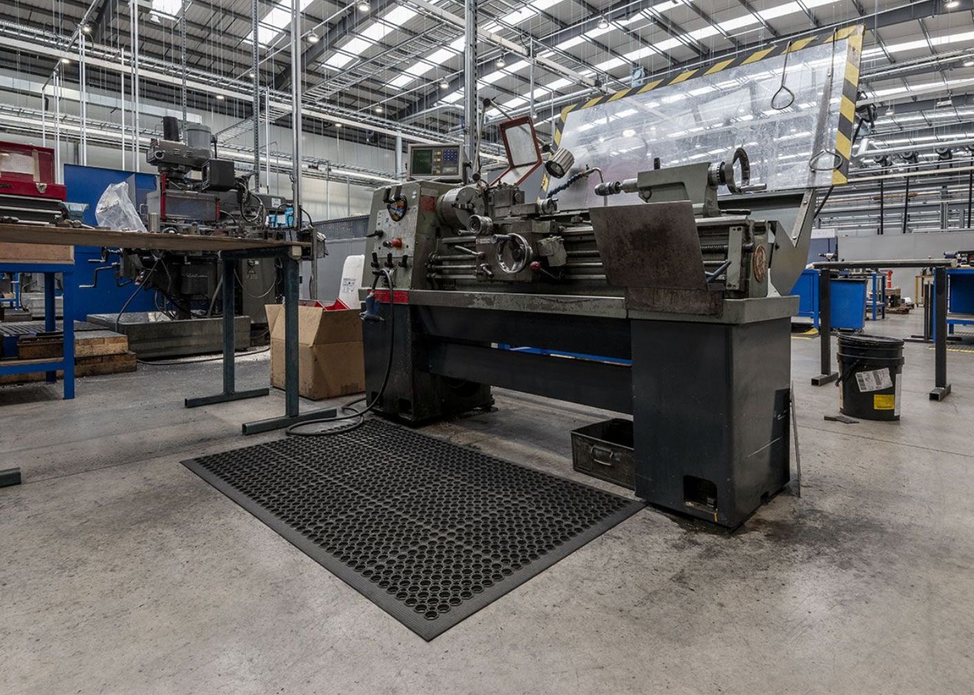 Extra-large industrial anti-fatigue mat roll with swarf collection
