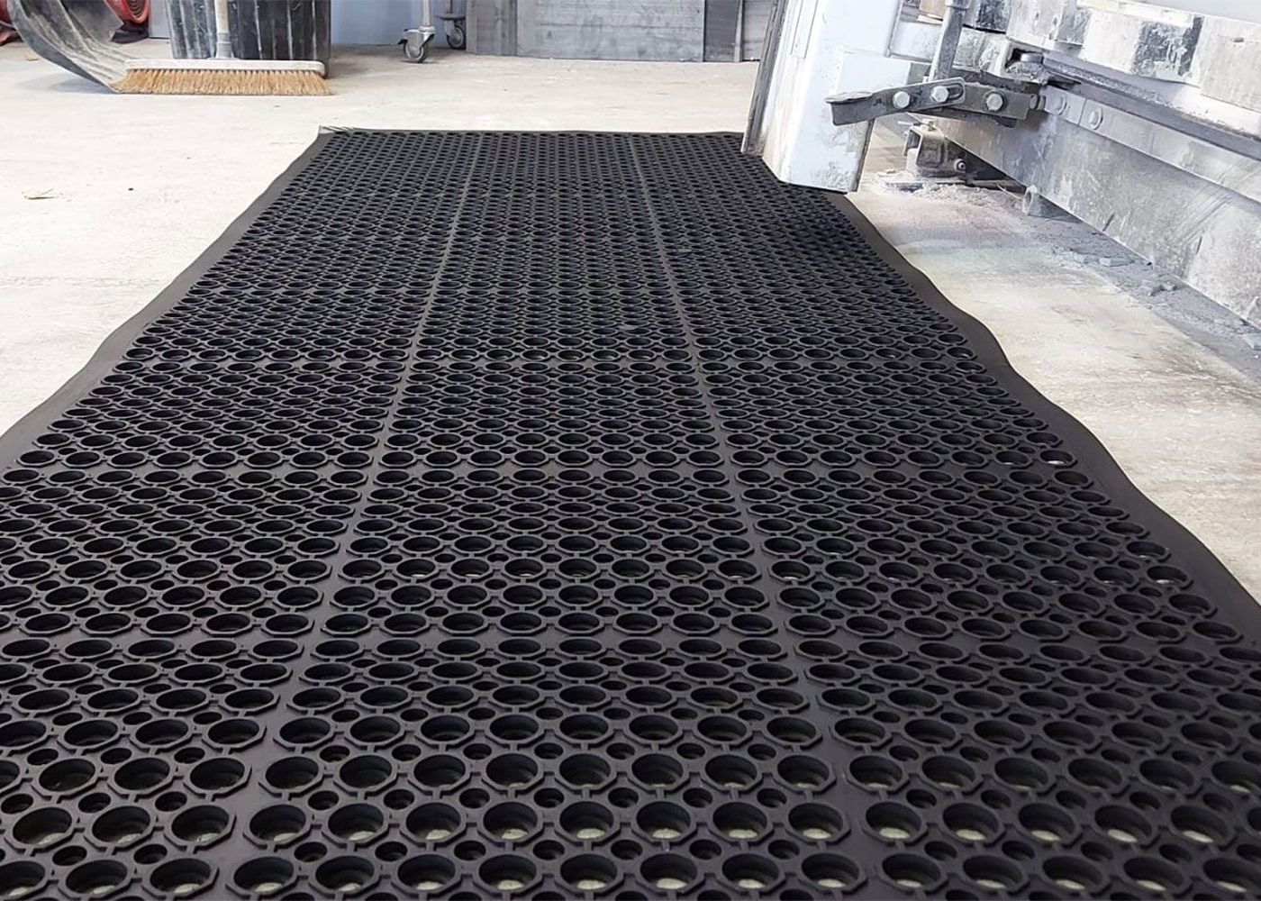 Work Well Mats supplies the open-top rubber mat which is an anti-slip mat