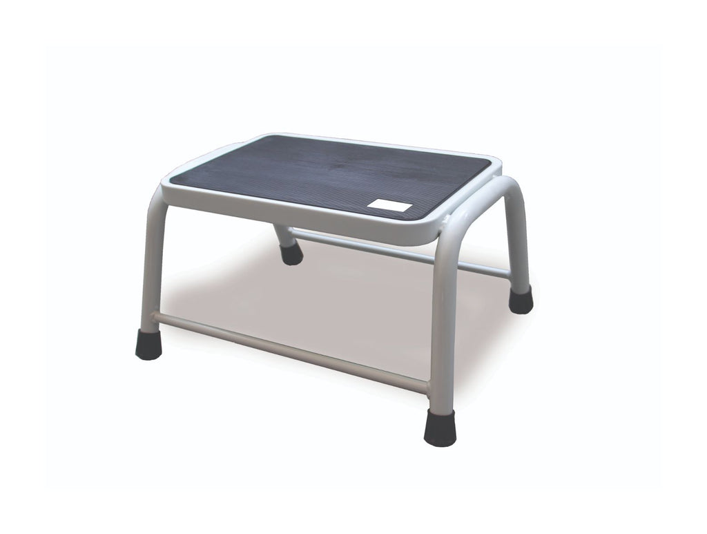Anti slip clearance step stool