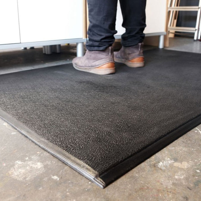 Textured industrial anti-fatigue mat for enhanced grip and durability